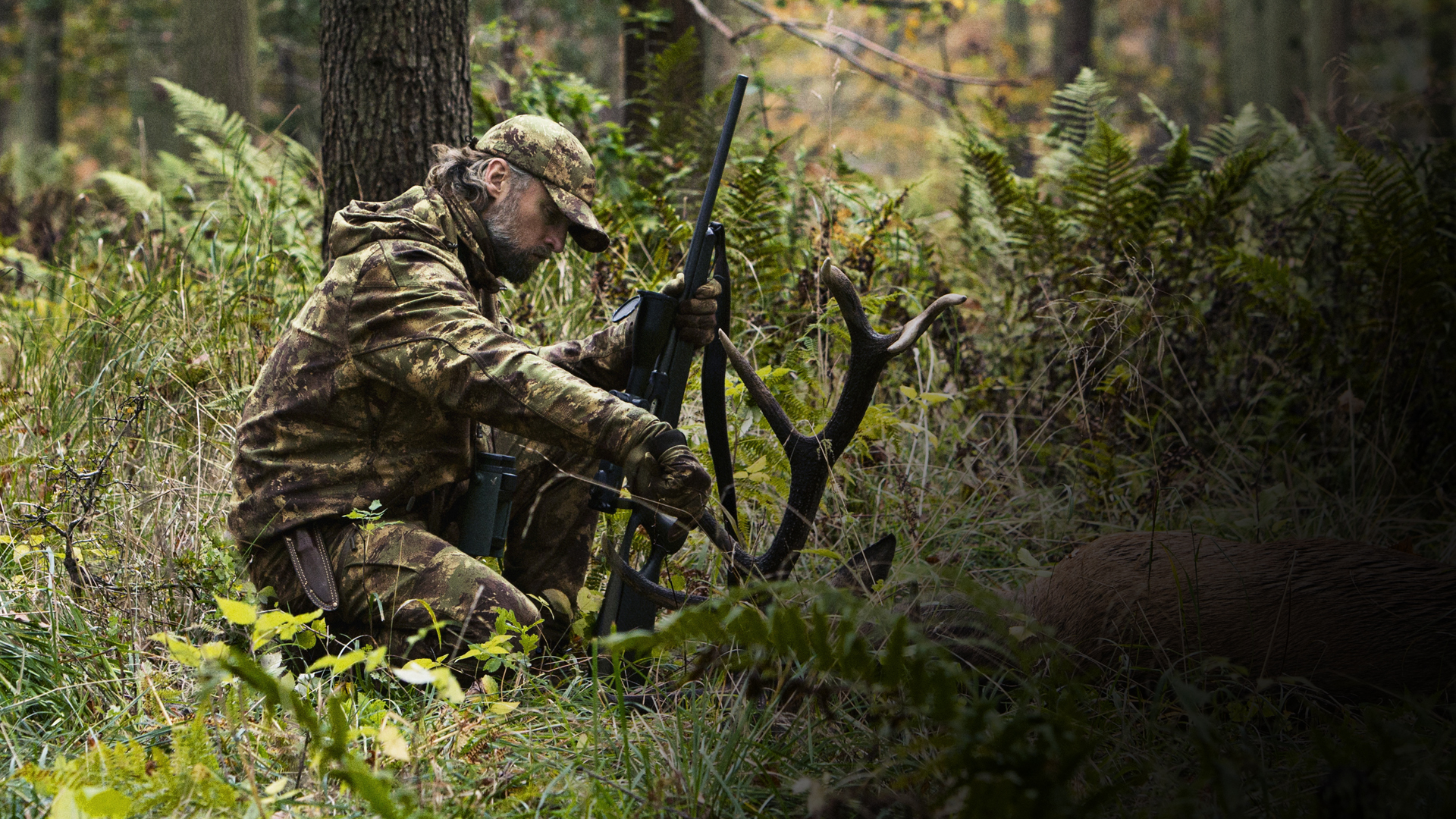 En jæger der bruger sin jagtkniv til vildtbehandling (opbrækning)